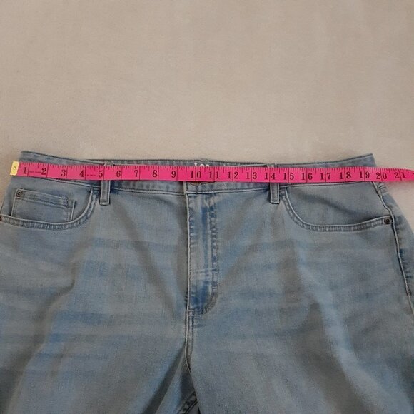 Lee Riders Women's Size 20M Light Wash Mid Rise Capri Denim Jeans - Picture 8 of 12